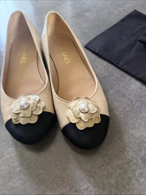 Size 39 authentic Chanel shoes